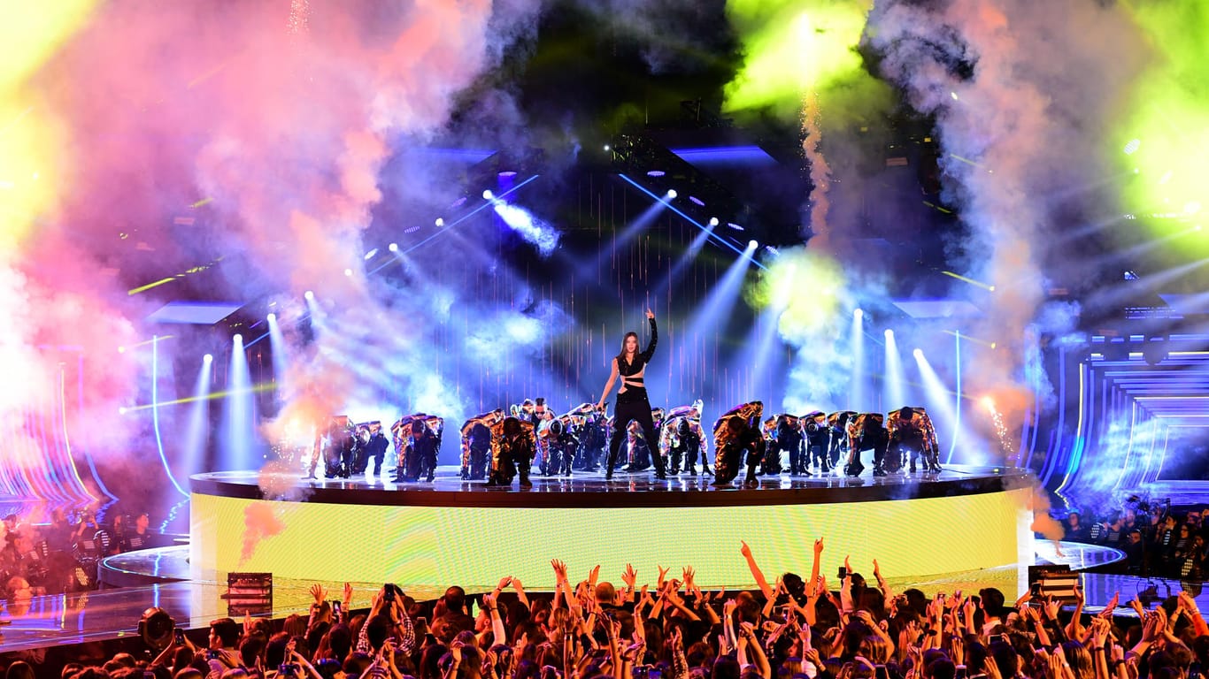 Die Sängerin Hailee Steinfeld tritt bei der Verleihung der MTV Europe Music Awards 2018 auf: Das Spektakel wurde weltweit in eine halbe Milliarde Haushalte übertragen.