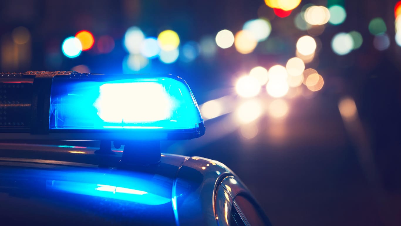 Polizeifahrzeug mit angeschaltetem Blaulicht: Einbrecher sind in Bad Vilbel mit einem Auto in einen Juwelierladen gerast, um ihn auszurauben.