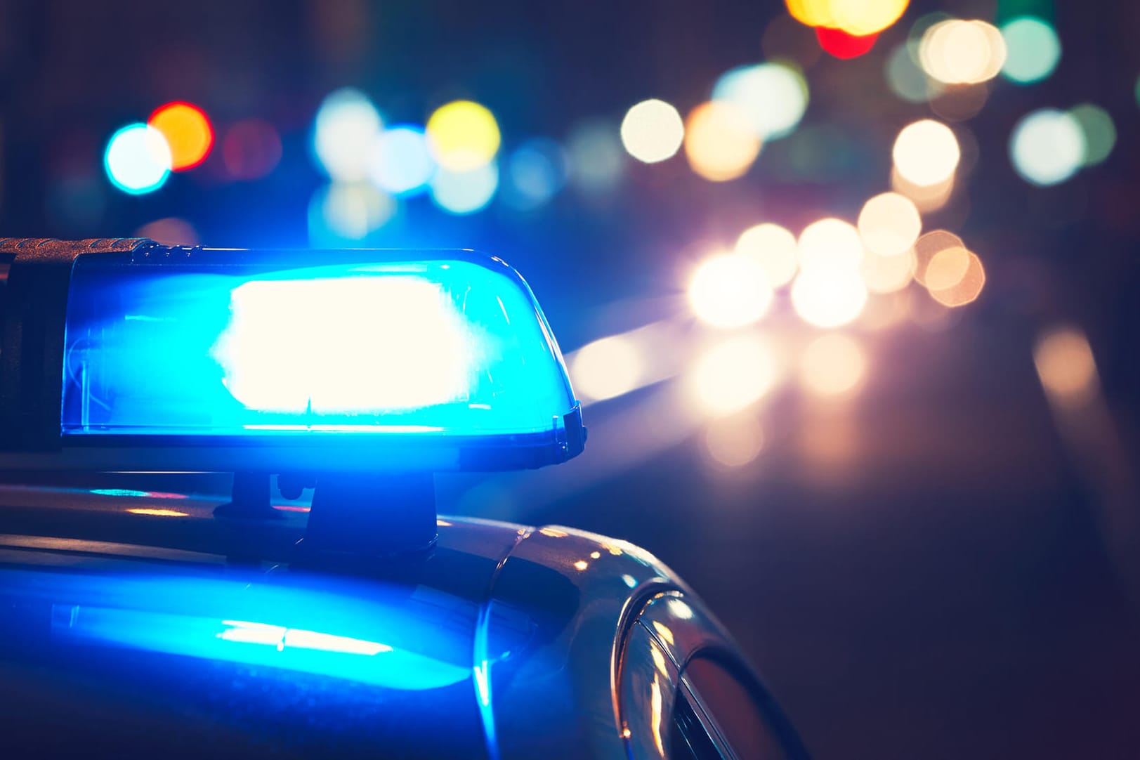 Polizeifahrzeug mit angeschaltetem Blaulicht: Einbrecher sind in Bad Vilbel mit einem Auto in einen Juwelierladen gerast, um ihn auszurauben.