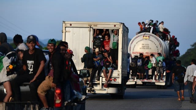 Zu Fuß, auf einem Tankwagen, Laster oder Pkw - Hauptsache weiter: Mittelamerikanische Migranten auf dem Weg Richtung USA. Zu Fuß, auf einem Tankwagen, Laster oder Pkw - Hauptsache weiter: Mittelamerikanische Migranten auf dem Weg Richtung USA.