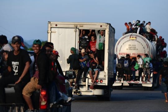 Zu Fuß, auf einem Tankwagen, Laster oder Pkw - Hauptsache weiter: Mittelamerikanische Migranten auf dem Weg Richtung USA.