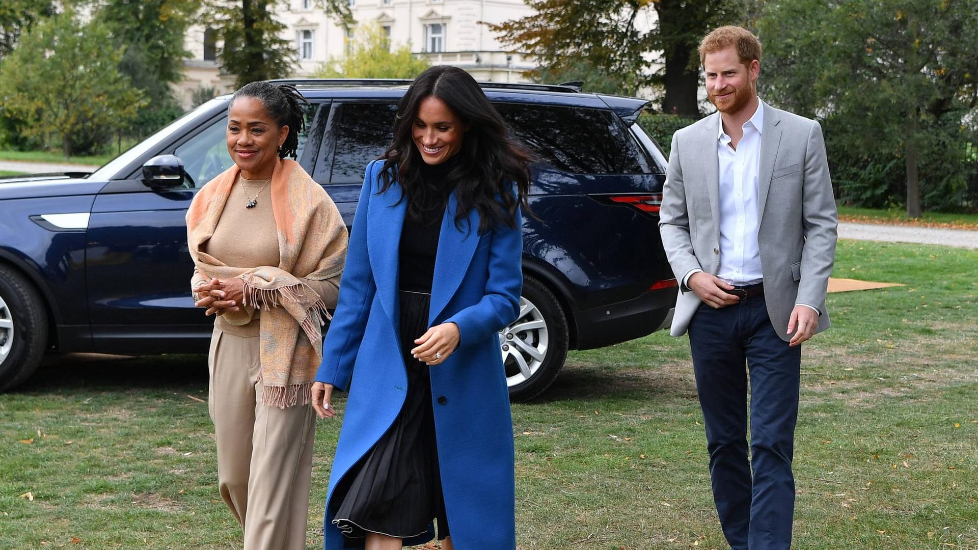 Gutes Verhältnis: Doria Ragland (l.) hat ihre Tochter Meghan (m.) und ihren Schwiegersohn Harry (r.) bereits in Großbritannien besucht.