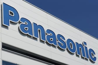 Panasonic auf einem Fabrikgebäude.