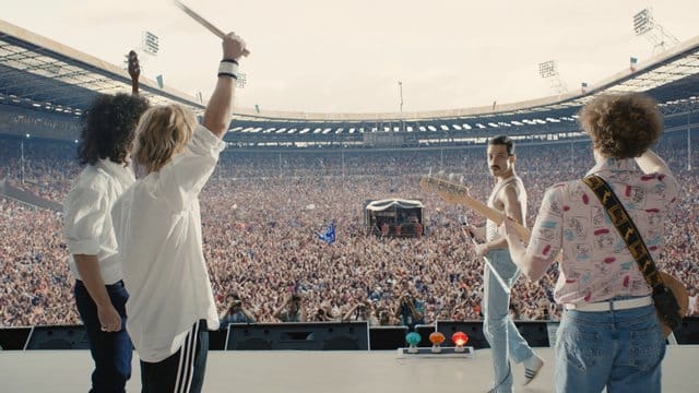 Gwilym Lee (l-r) als Brian May, Ben Hardy als Roger Taylor, Rami Malek als Freddie Mercury und Joe Mazzello als John Deacon in einer Szene des Films "Bohemian Rhapsody".