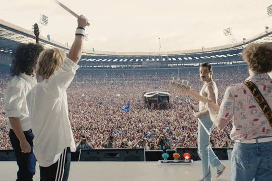 Gwilym Lee (l-r) als Brian May, Ben Hardy als Roger Taylor, Rami Malek als Freddie Mercury und Joe Mazzello als John Deacon in einer Szene des Films "Bohemian Rhapsody".