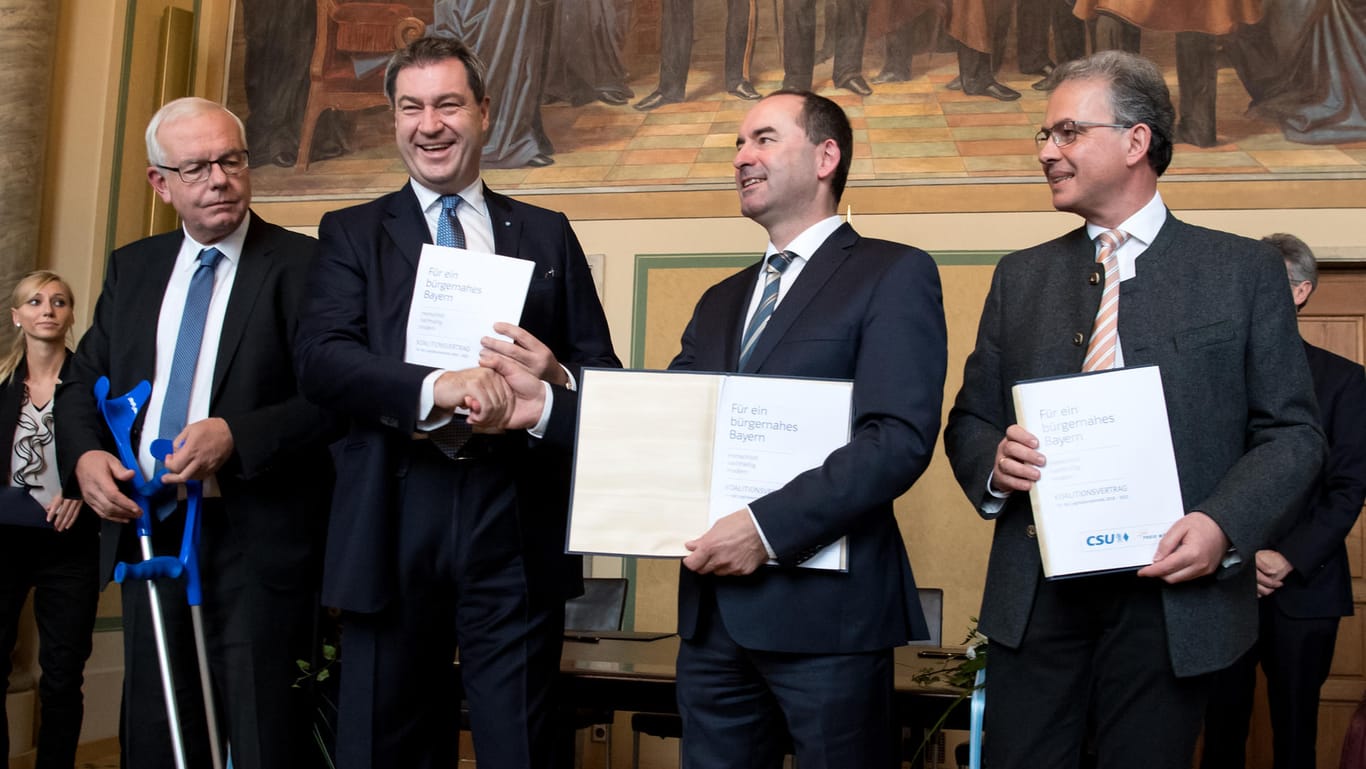 Zufriedene Koalitionäre: CSU-Fraktionschef Kreuzer, Ministerpräsident Söder, Freie-Wähler-Chef Aiwanger und der Parlamentarische Geschäftsführer der Freien Wähler, Streibl.