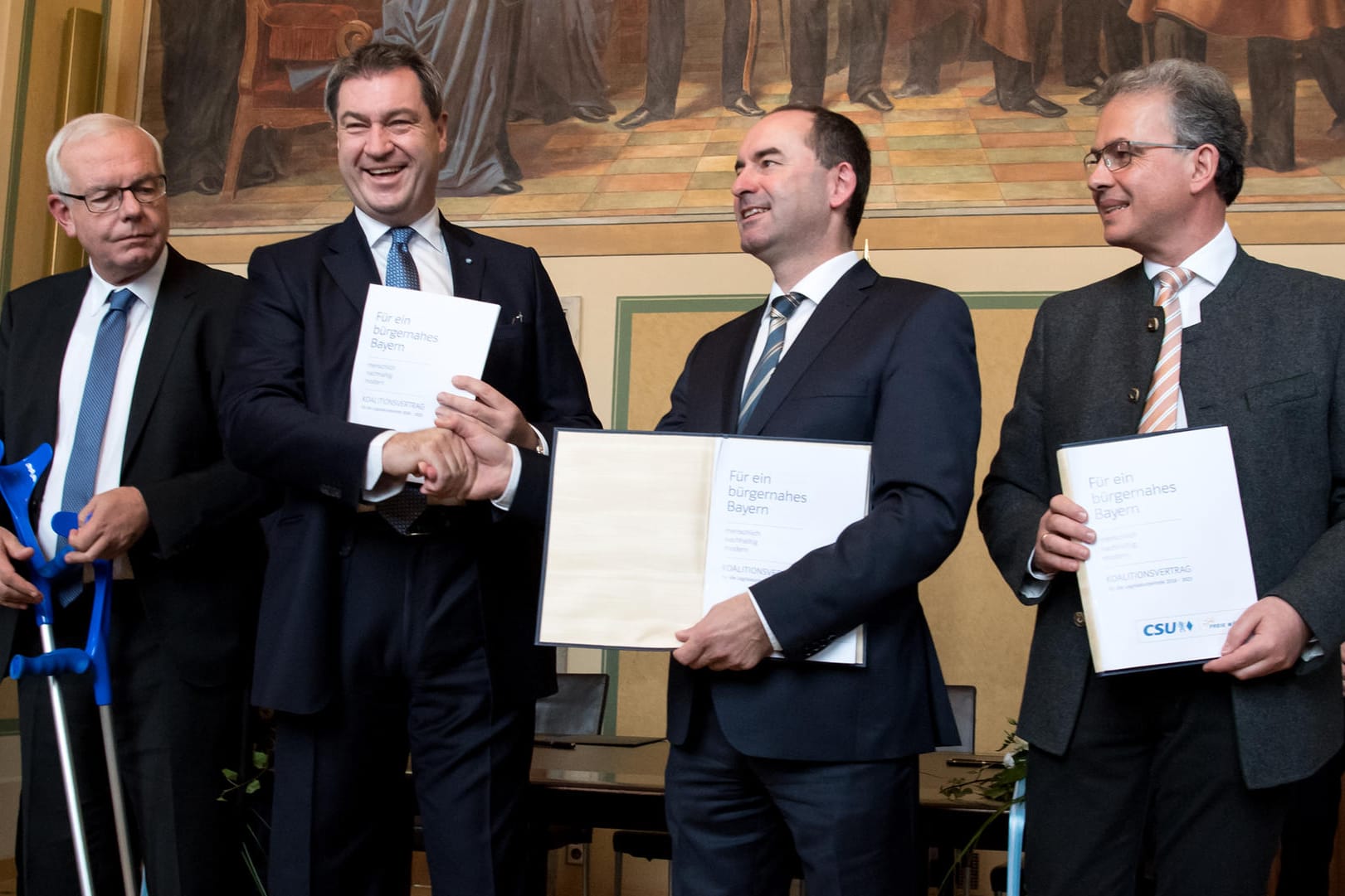 Zufriedene Koalitionäre: CSU-Fraktionschef Kreuzer, Ministerpräsident Söder, Freie-Wähler-Chef Aiwanger und der Parlamentarische Geschäftsführer der Freien Wähler, Streibl.