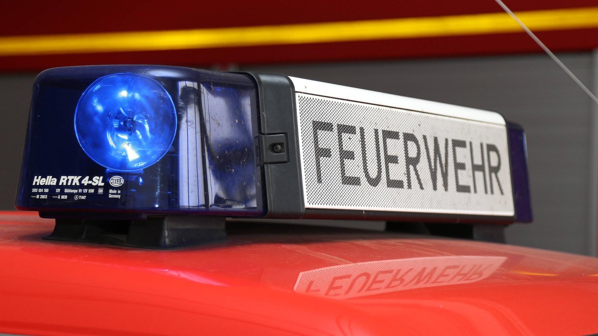 Einsatzwagen der Feuerwehr: Die Rettungskräfte holten das Pferd schließlich mit einem Radlader aus dem Wasser. (Symbolbild)