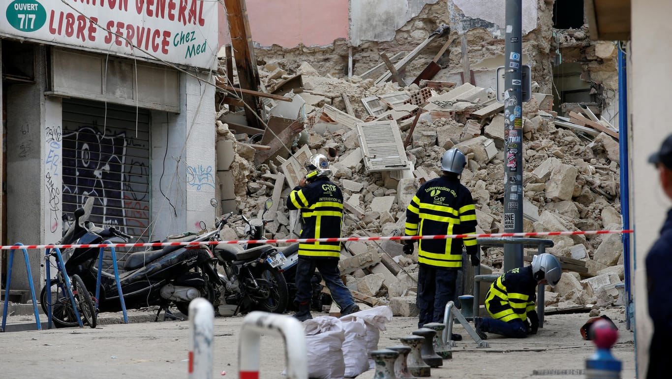 Rettungskräfte am Einsatzort: Mitten in Marseille sind zwei Häuser eingestürzt.