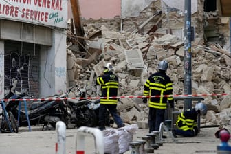 Rettungskräfte am Einsatzort: Mitten in Marseille sind zwei Häuser eingestürzt.