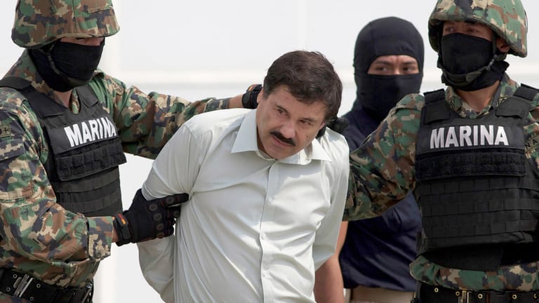 Joaquin "El Chapo" Guzman wird in Handschellen von mexikanischen Marinesoldaten begleitet: Das Verfahren gegen den Drogenboss dürfte sich über Monate ziehen. (Archivbild)