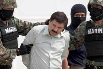Joaquin "El Chapo" Guzman wird in Handschellen von mexikanischen Marinesoldaten begleitet: Das Verfahren gegen den Drogenboss dürfte sich über Monate ziehen. (Archivbild)