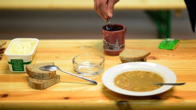 Kältehilfe in der Berliner Seestraße: Reichtum beruht in Deutschland vielfach auf Erbschaften - Arme bleiben oft arm.