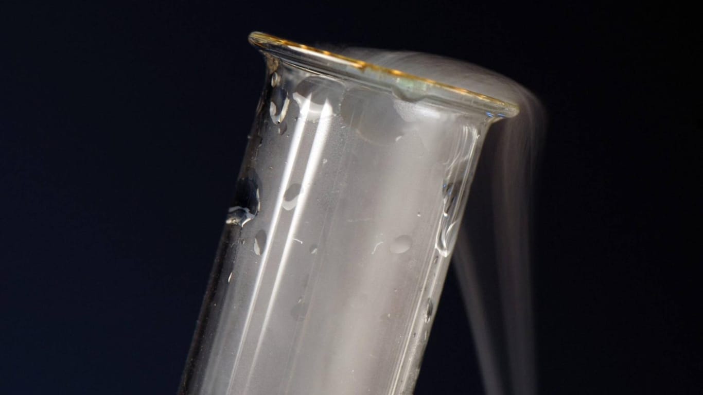 Ein Reagenzglas: Der Jugendliche wollte Schwefelwasserstoff herstellen – das gelang ihm. (Symbolbild)