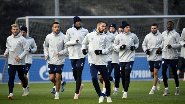 Die Stimmung hat sich verbessert: Schalkes Spieler laufen sich beim Training auf dem Trainingsgelände warm. Die Stimmung hat sich verbessert: Schalkes Spieler laufen sich beim Training auf dem Trainingsgelände warm.