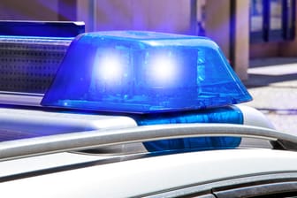 Polizeifahrzeug mit Blaulicht: in Merzig im Saarland sind ein Polizist und seine Ehefrau tot aufgefunden worden.