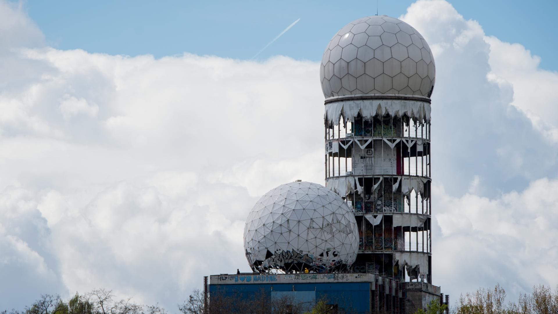 Der Turm der ehemaligen Abhörstation auf dem Teufelsberg: Lange galt der Teufelsberg als höchster Berg Berlins – bis der aufgeschüttete Arkenberg ihn 2015 ablöste. (Archivbild) Der Turm der ehemaligen Abhörstation auf dem Teufelsberg: Lange galt der Teufelsberg als höchster Berg Berlins – bis der aufgeschüttete Arkenberg ihn 2015 ablöste. (Archivbild)