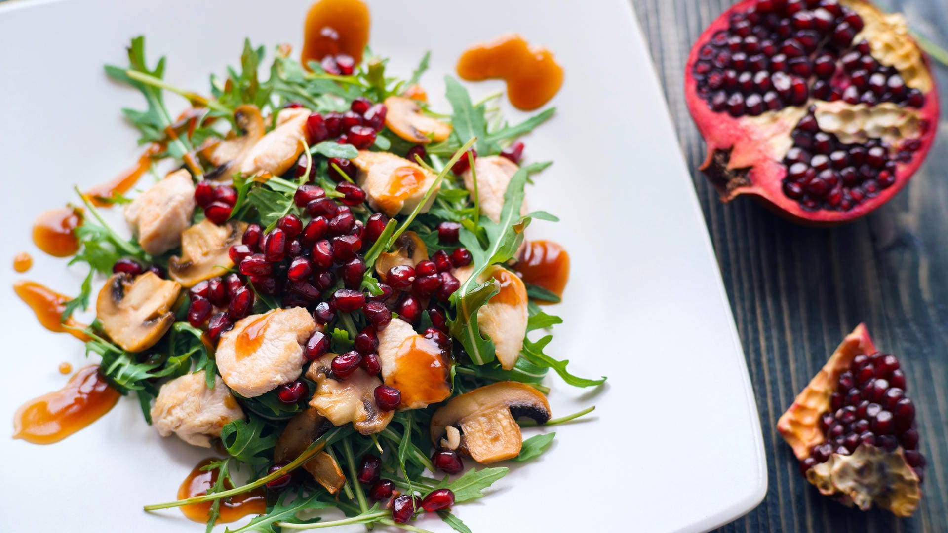 Salat mit Granatapfelkernen: Die knackigen, süßen Kerne passen perfekt zu einem Rucolasalat mit Hähnchen und Champignons.