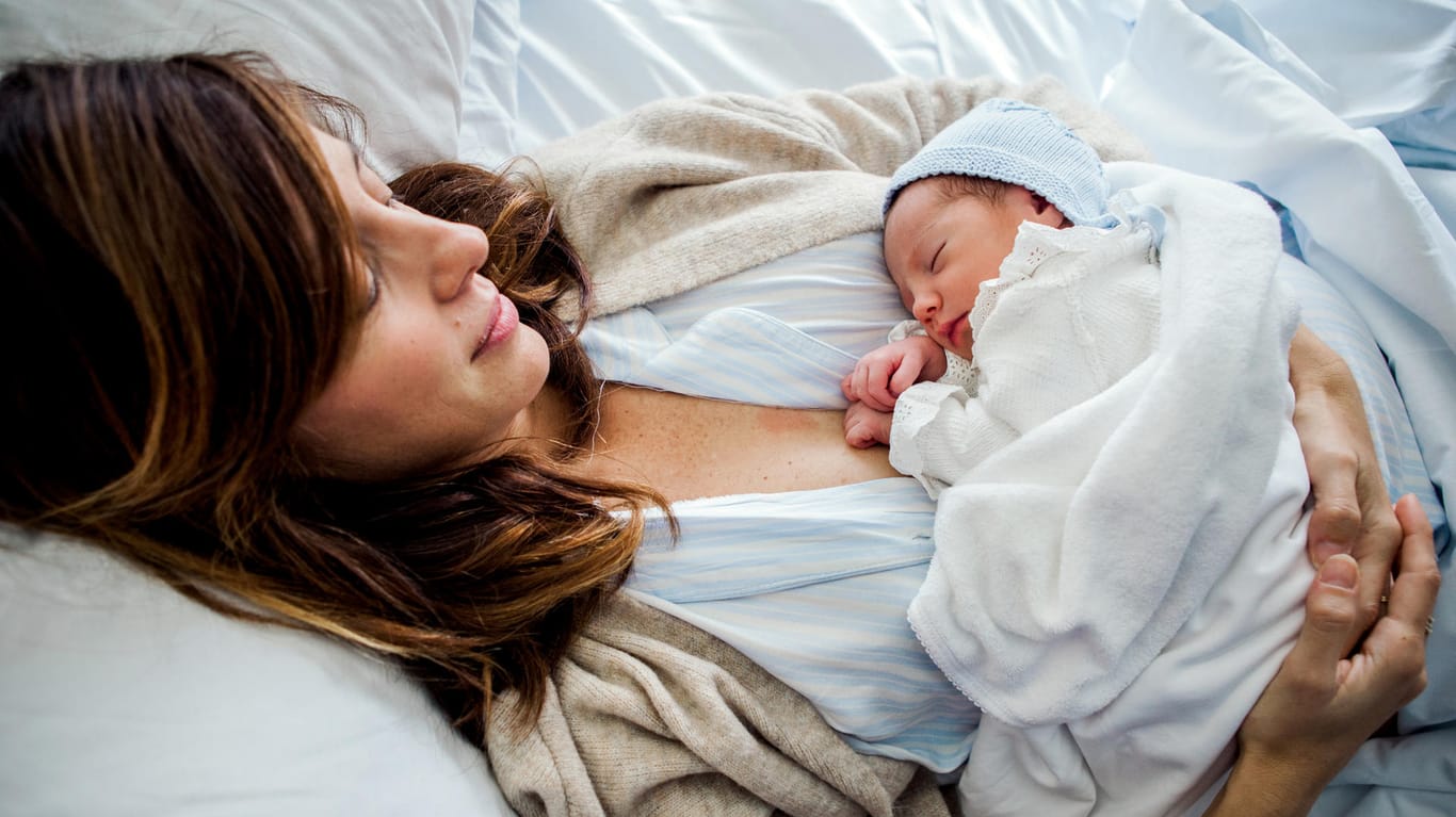 Frischgebackene Mutter mit ihrem Baby: Manche Frauen nehmen nach der Entbindung die Plazenta mit nach Hause.