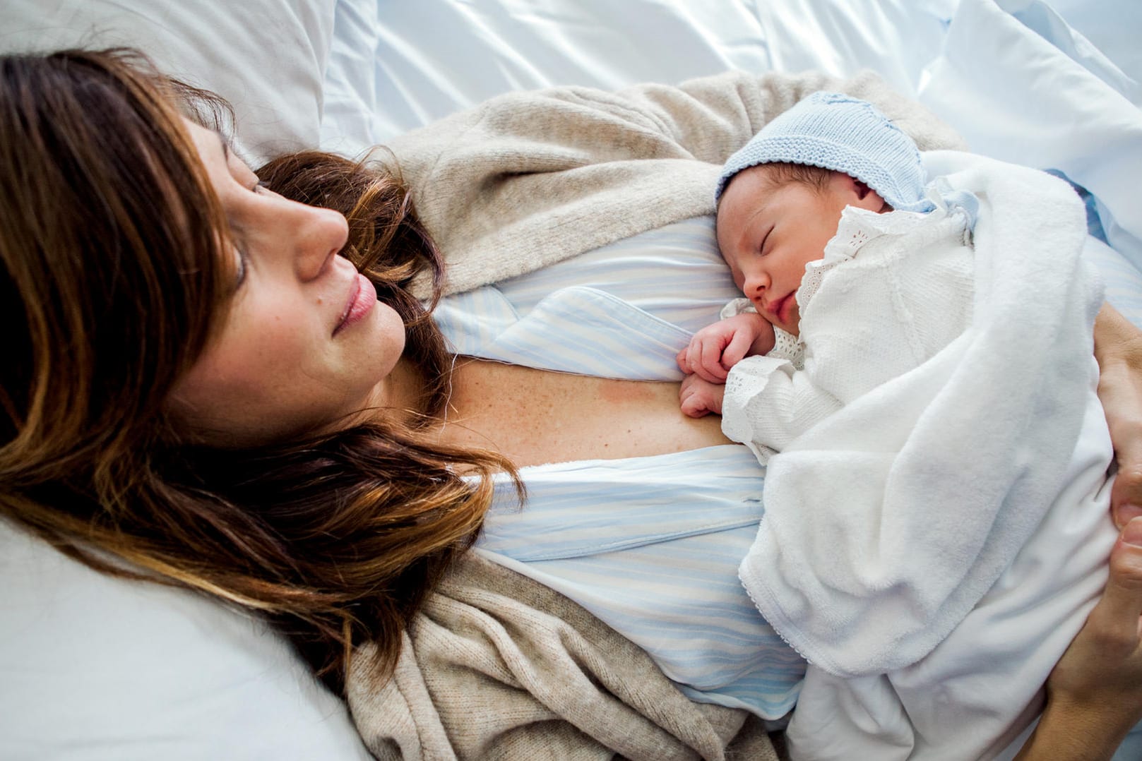 Frischgebackene Mutter mit ihrem Baby: Manche Frauen nehmen nach der Entbindung die Plazenta mit nach Hause.