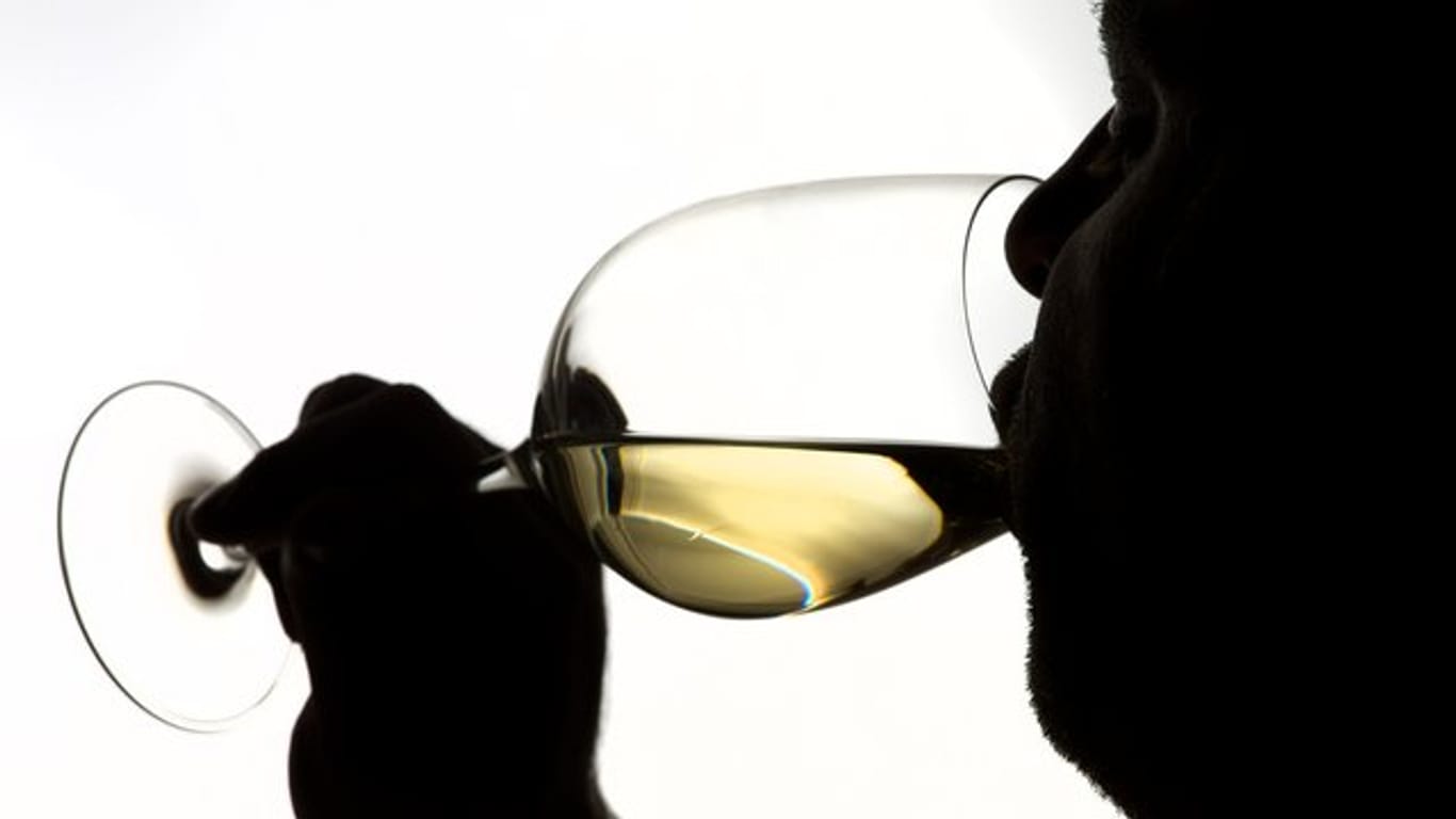 Zum Wohl! Wenn sie Wein trinken, entscheiden sich die Deutschen immer häufiger für weiße statt für rote Sorten.