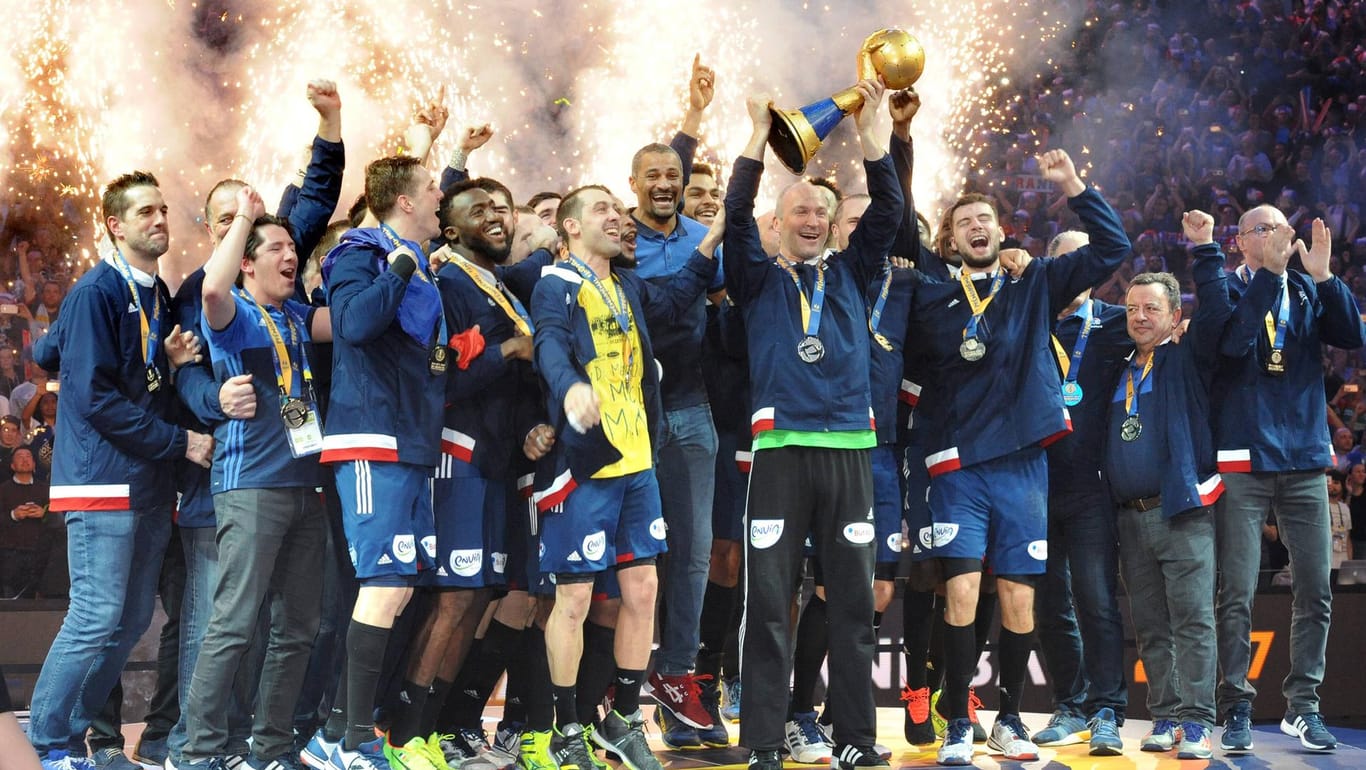 Die französische Handball-Nationalmannschaft durfte 2017 den WM-Pokal mit nach Hause nehmen.