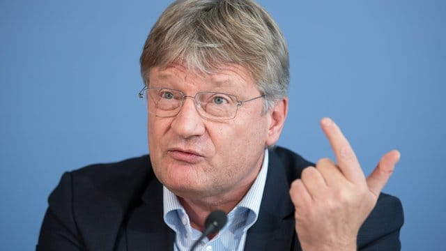 AfD-Chef Jörg Meuthen sorgt sich angesichts einer drohenden Beobachtung durch den Verfassungsschutz vor "problematischen Mitgliedern". AfD-Chef Jörg Meuthen sorgt sich angesichts einer drohenden Beobachtung durch den Verfassungsschutz vor "problematischen Mitgliedern".