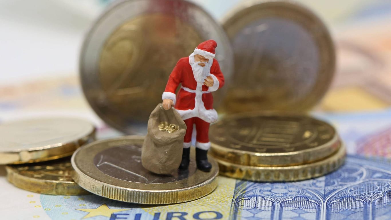 Weihnachtsmann-Figur auf Münzen: 87 Prozent der Tarifbeschäftigten erhalten Weihnachtsgeld. Die Höhe unterscheidet sich von Branche zu Branche.