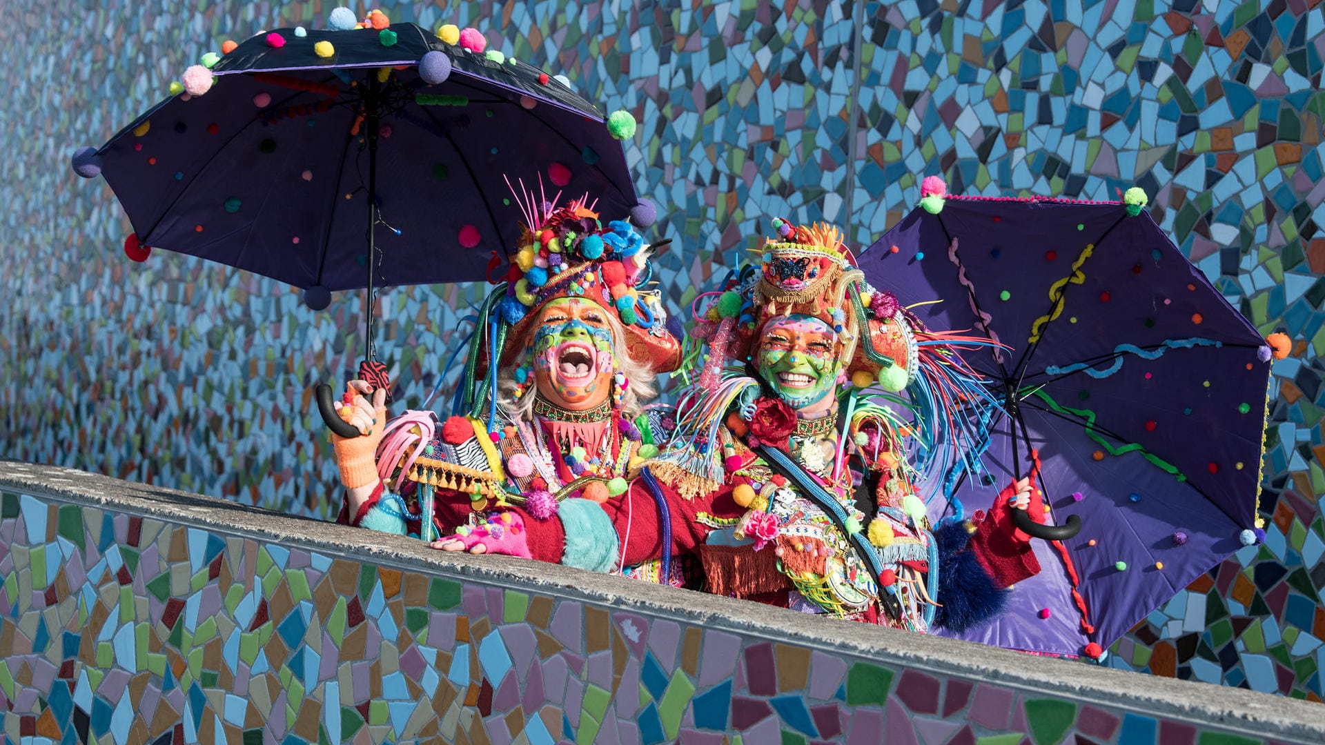 Verkleidete Frauen feiern Weiberfastnacht: Dass die Menschen sich zu albern verhielten, finden 48 Prozent der Deutschen. (Archivbild) Verkleidete Frauen feiern Weiberfastnacht: Dass die Menschen sich zu albern verhielten, finden 48 Prozent der Deutschen. (Archivbild)