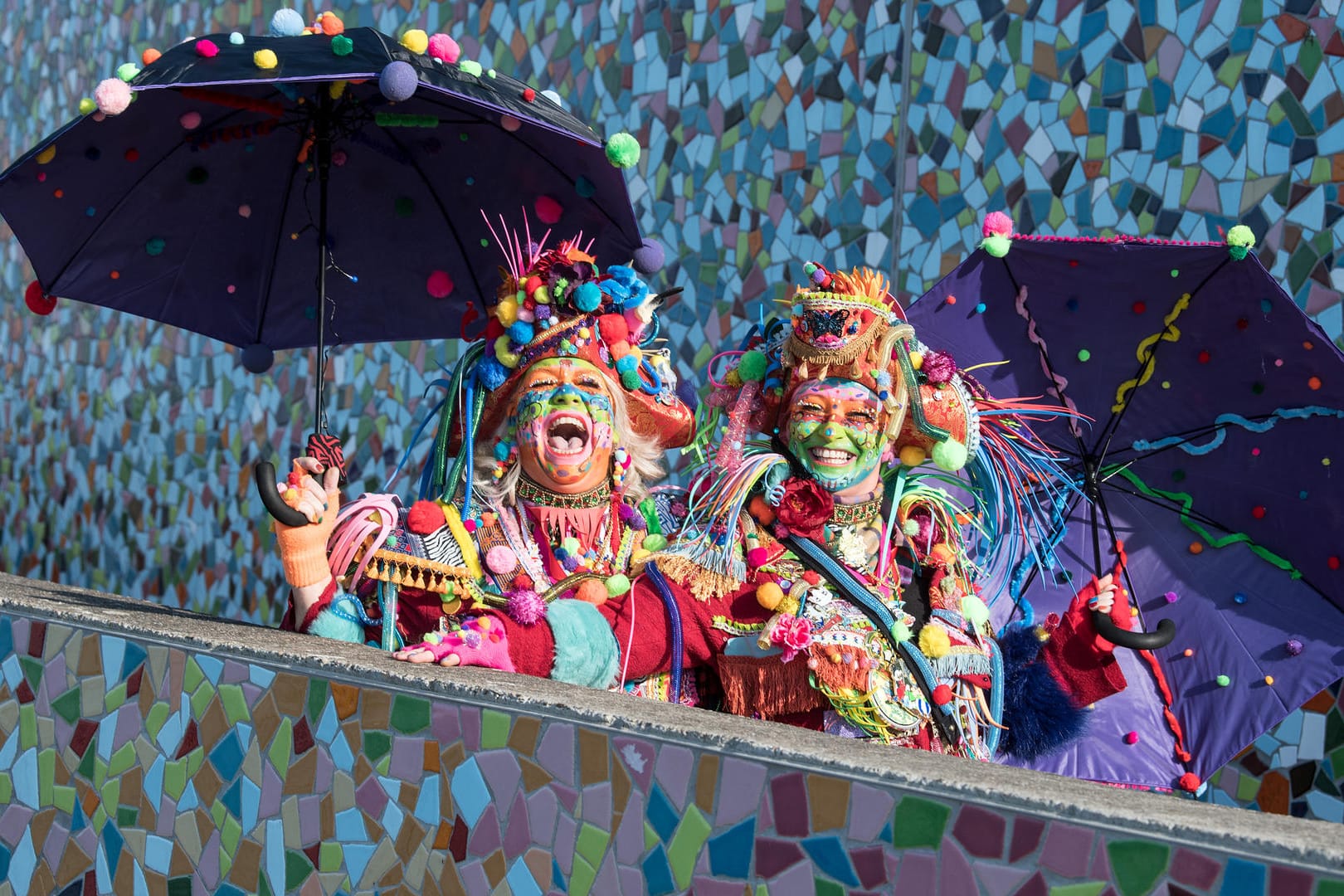 Verkleidete Frauen feiern Weiberfastnacht: Dass die Menschen sich zu albern verhielten, finden 48 Prozent der Deutschen. (Archivbild)