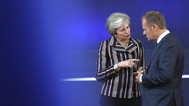 Die politisch angeschlagene Premierministerin Theresa May im Gespräch mit EU-Ratschef Donald Tusk. Die politisch angeschlagene Premierministerin Theresa May im Gespräch mit EU-Ratschef Donald Tusk.