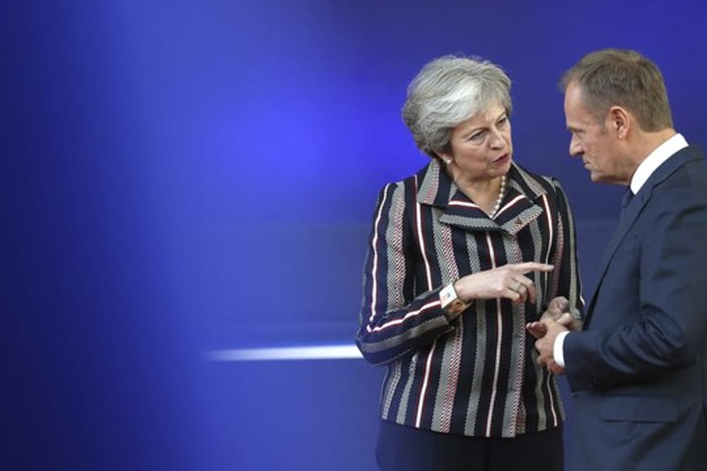 Die politisch angeschlagene Premierministerin Theresa May im Gespräch mit EU-Ratschef Donald Tusk.