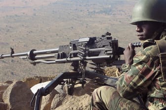 Ein Soldat der Armee Kameruns: Im Nordwesten des Landes schwelt seit Langem ein Konflikt zwischen Regierung und Rebellen.