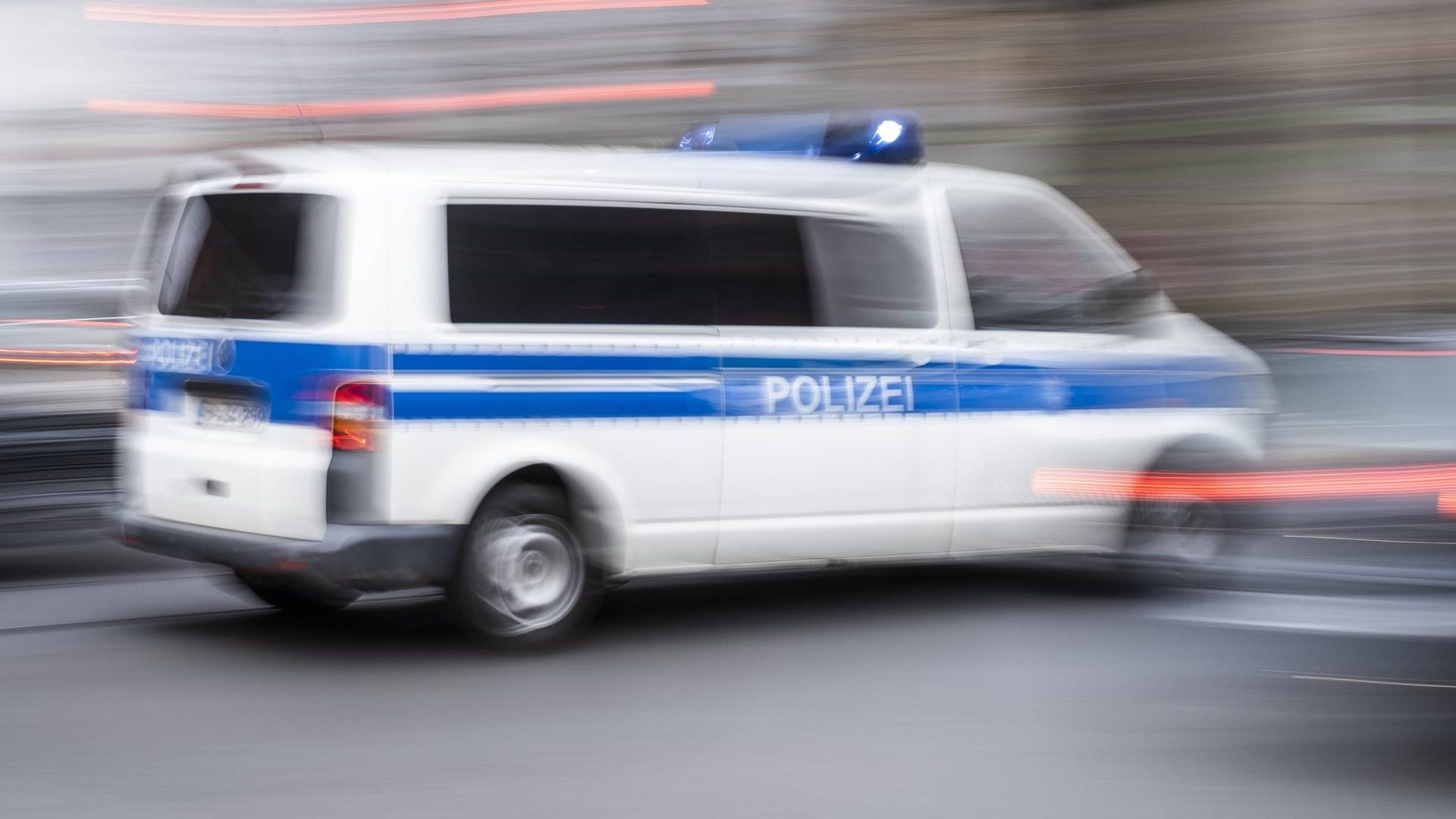 Polizeifahrzeug in Berlin: Immer wieder kommt es zu Unfällen, wenn Autofahrer die alarmierten Einsatzfahrzeuge nicht rechtzeitig bemerken. (Symbolbild) Polizeifahrzeug in Berlin: Immer wieder kommt es zu Unfällen, wenn Autofahrer die alarmierten Einsatzfahrzeuge nicht rechtzeitig bemerken. (Symbolbild)