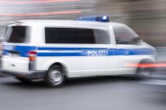 Polizeifahrzeug in Berlin: Immer wieder kommt es zu Unfällen, wenn Autofahrer die alarmierten Einsatzfahrzeuge nicht rechtzeitig bemerken. (Symbolbild)