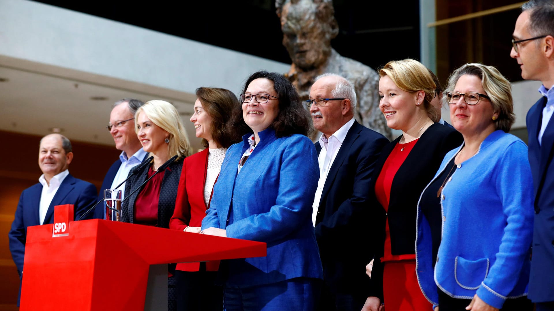 Die Laune will man sich nicht vermiesen lassen: Parteichefin Andrea Nahles mit den Kollegen aus dem Parteivorrstand.