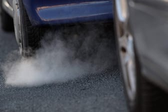 Autoabgase: Verbraucherschützer, Autobauer und andere Interessensgruppen bringen verschiedene Argumente rund um Dieselabgase vor. Doch was stimmt?