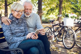 Rentnerpaar: Die Renten steigen voraussichtlich um mehr als drei Prozent.
