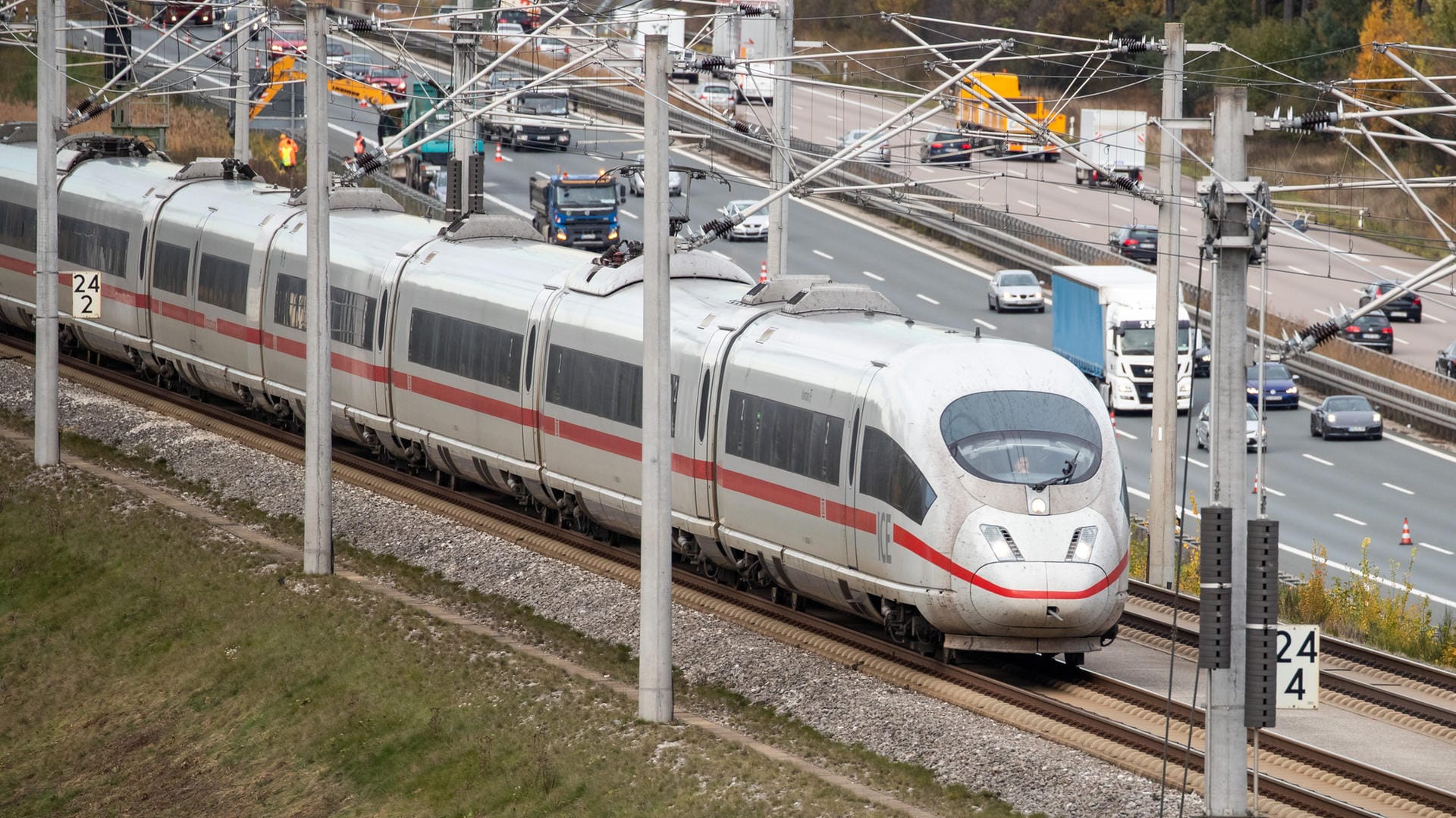 Ein ICE fährt auf der Strecke zwischen Nürnberg und München: Die Ermittler glauben nicht mehr, dass Islamisten den Anschlag planten. (Archivbild)