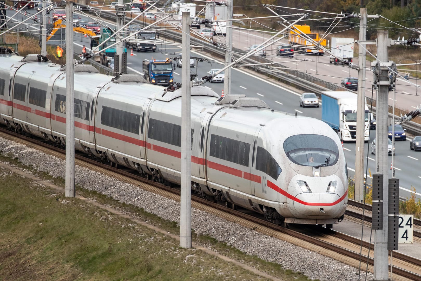 Ein ICE fährt auf der Strecke zwischen Nürnberg und München: Die Ermittler glauben nicht mehr, dass Islamisten den Anschlag planten. (Archivbild)