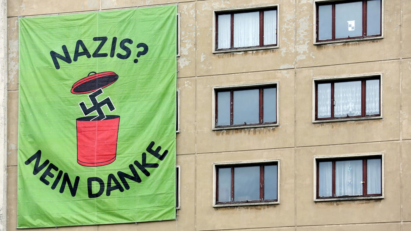 Ein Plakat mit der Aufschrift "Nazis? Nein Danke" an einer Hauswand: In Sachsen, Thüringen und Sachsen-Anhalt kommt es immer wieder zu Vorfällen mit Rechtsextremen. (Archivbild)