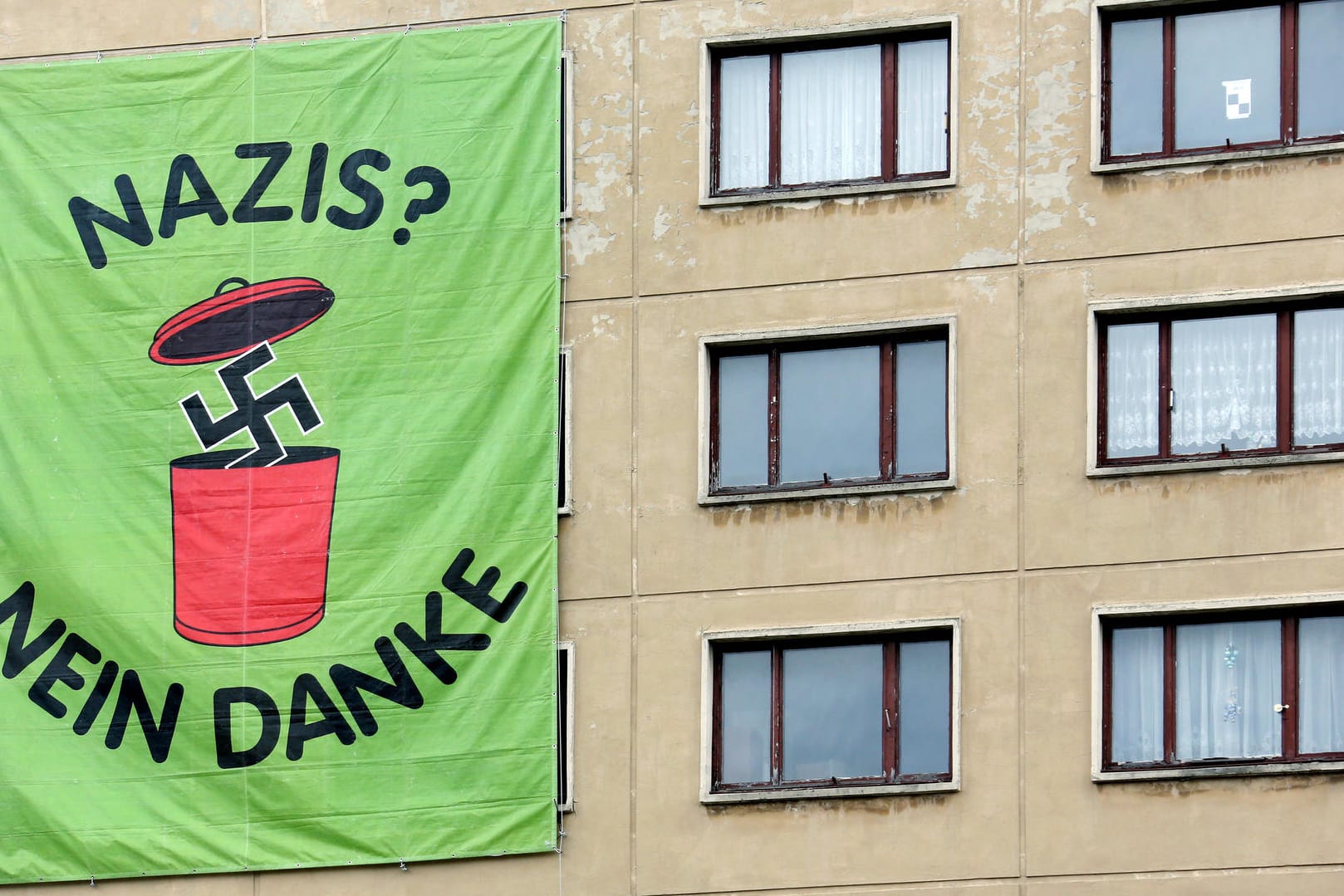 Ein Plakat mit der Aufschrift "Nazis? Nein Danke" an einer Hauswand: In Sachsen, Thüringen und Sachsen-Anhalt kommt es immer wieder zu Vorfällen mit Rechtsextremen. (Archivbild)