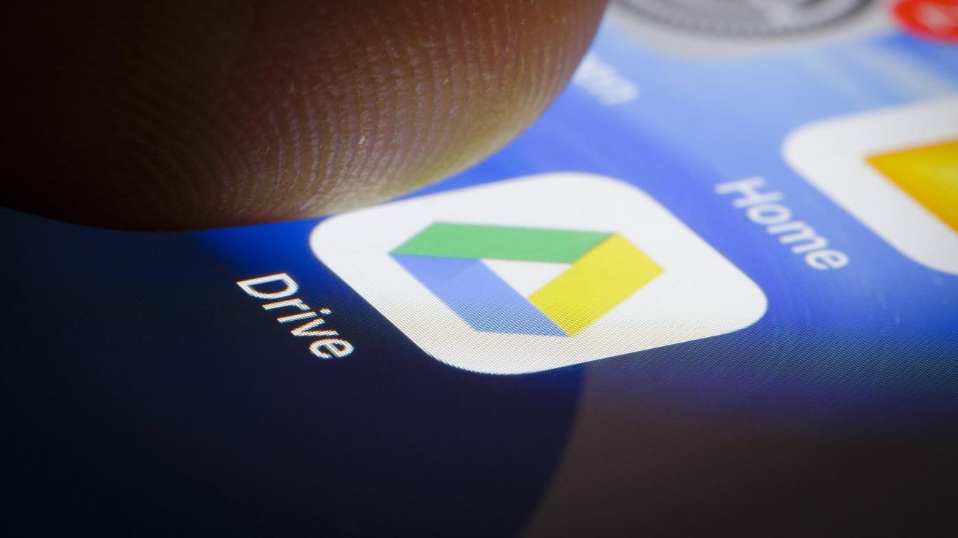 App von Google Drive auf einem Smartphone: Mit dem neuen Angebot von Google können sich bis zu fünf Nutzer den Bezahlspeicher teilen. (Archivbild)