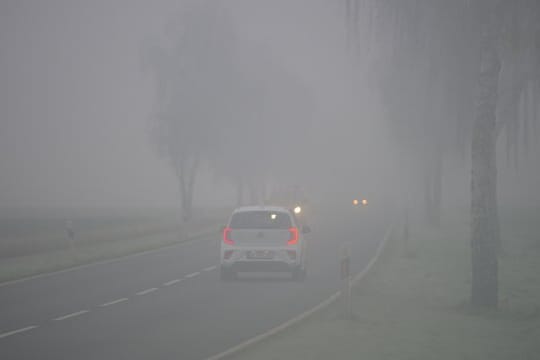 Nebel beeinträchtigt immer die Sicht der Autofahrer.