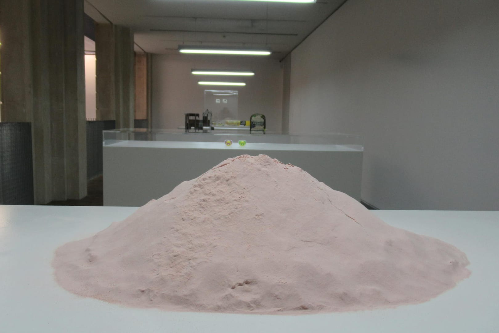Das Make-up der Bundeskanzlerin liegt auf einem Haufen: Das Werk HD Make-up ist Teil der Installation "Happy Museum" von Simon Fujiwara.