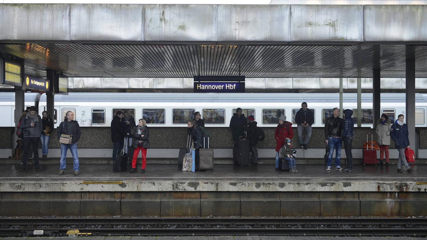 Ein Bahnsteig am Bahnhof in Hannover: Ein Bahnmitarbeiter erließ der Frau fünf Euro des Ticketpreises, weil das Geld nicht reichte. (Symbolbild)