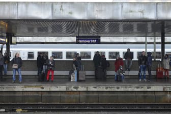 Ein Bahnsteig am Bahnhof in Hannover: Ein Bahnmitarbeiter erließ der Frau fünf Euro des Ticketpreises, weil das Geld nicht reichte. (Symbolbild)