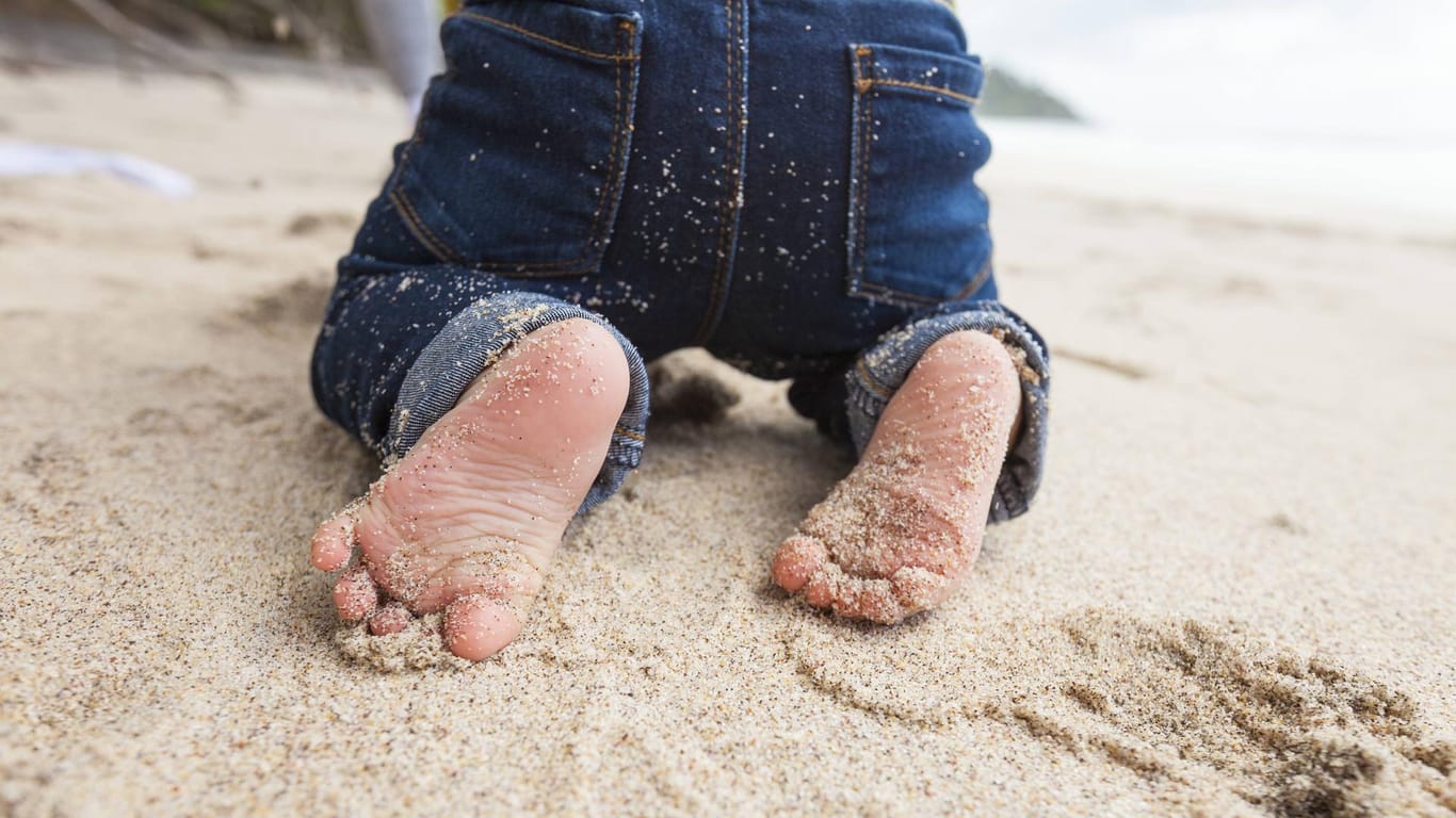 Krabbeln am Strand: Ohne Aufsicht ist das gefährlich. (Symbolfoto)