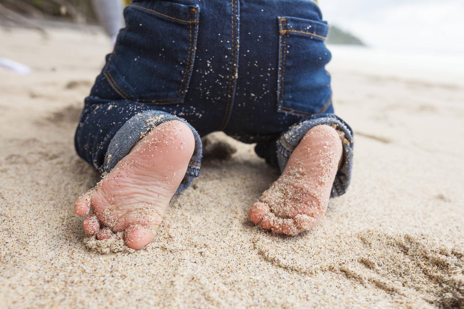 Krabbeln am Strand: Ohne Aufsicht ist das gefährlich. (Symbolfoto)