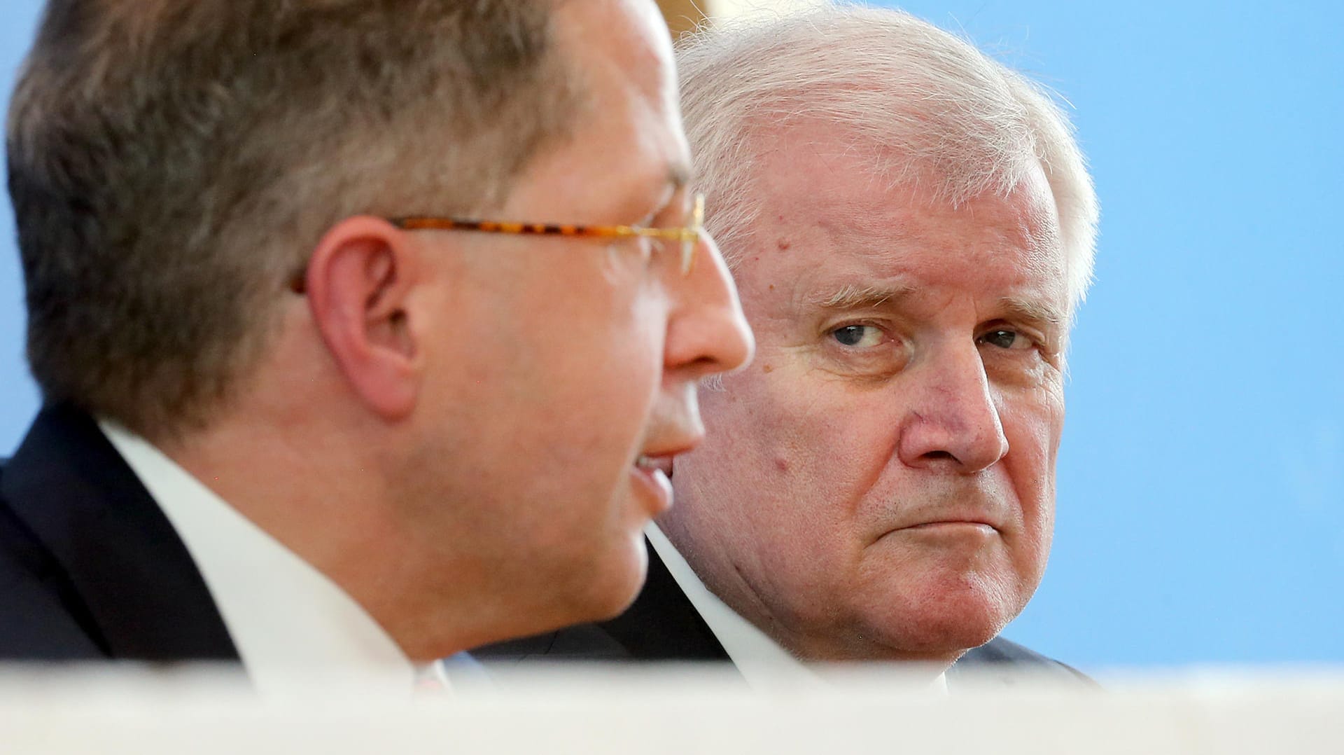 Horst Seehofer blickt auf Hans-Georg Maaßen: Der Bundesinnenminister ist von Maaßen enttäuscht. (Archivbild)